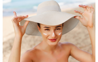 Mujer blanca en la playa con gorra y protector solar para cubrirse de la radiación UV